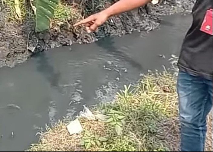 Pabrik Karton di Desa Ketamasdungus, Kecamatan Puri, Kabupaten Mojokerto. Diduga Mencemari Saluran Irigasi