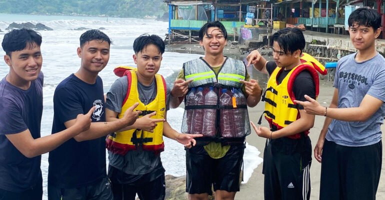 Mahasiswa IPB Ciptakan Jabot, Jaket Pelampung dari Botol Plastik Ramah Lingkungan