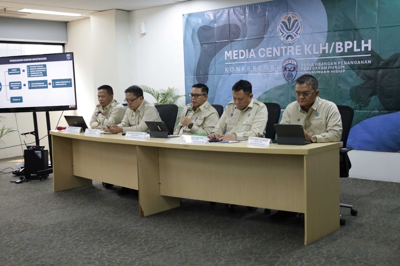 Menteri LH Tegaskan Komitmen Penegakan Hukum Pelanggaran Pengelolaan Lingkungan