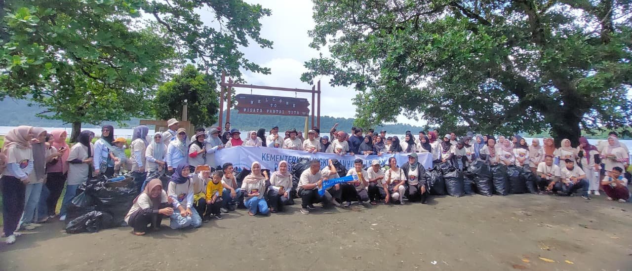 Aksi Bersih Pantai di Banda Neira dalam Hari Besar World Cleanup Day 2025: Saatnya Kita Serius Jaga Laut-nya Maluku