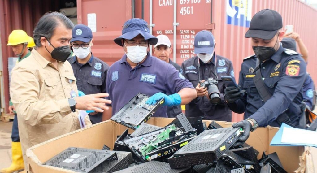 Bea Cukai Batam Gagalkan Masuknya 18 Kontainer Limbah Berbahaya di Pelabuhan Batu Ampar