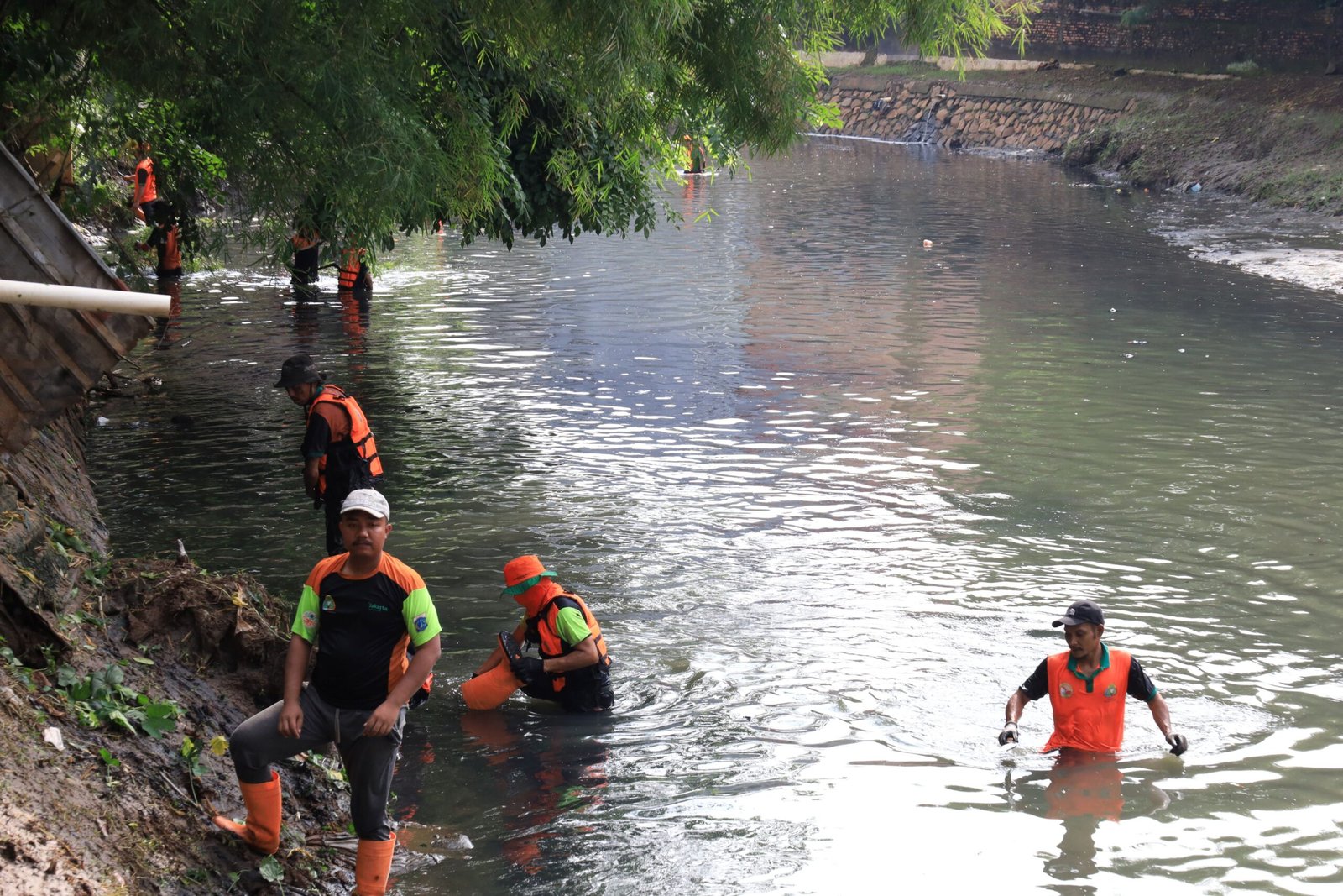 KLH/BPLH dan PT Vale Gelar Aksi Bersih Sungai Cipinang, Dorong Kolaborasi Cegah Banjir di Jakarta